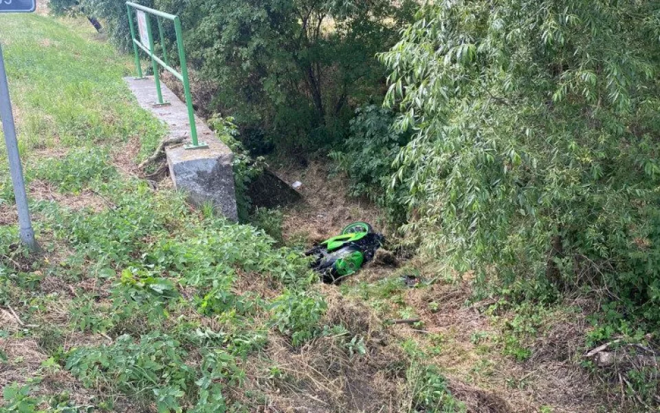 Vážná nehoda motorkáře. Pro zraněného řidiče musel letět vrtulník