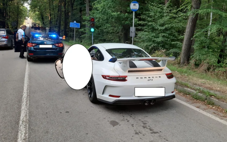 Porschem jel po dálnici 251 kilometrů v hodině. Ujet chtěl i policii