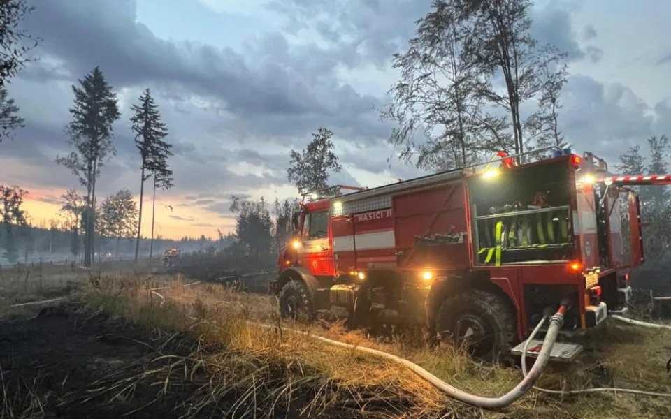 Hasiči uhasili požár lesa na Písecku. Škoda je předběžně 10 milionů korun