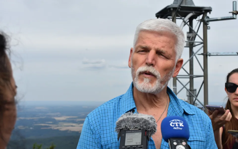 Prezident Petr Pavel mluvil s novináři na rozhledně vrcholu Kleť. Foto: Jakub Bartoš