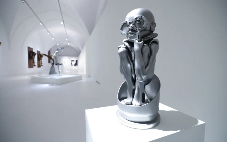 Alšova jihočeská galerie představuje na Hluboké tvorbu HR Gigera, autora Vetřelce.