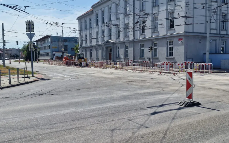 Uzavírku na Husově třídě řidiči nerespektují. Policie je musí na místě pokutovat