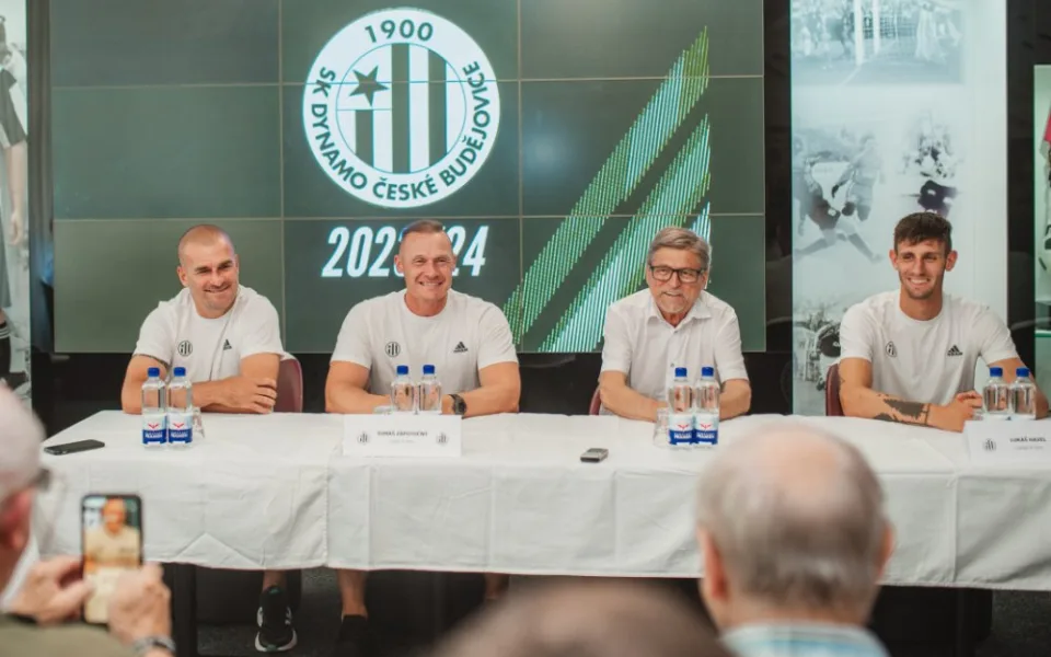 Tisková konference Dynama. Zleva: trenéři Marek Nikl a Tomáš Zápotočný, majitel klubu Vladimír Koubek, kapitán A-týmu Lukáš Havel.