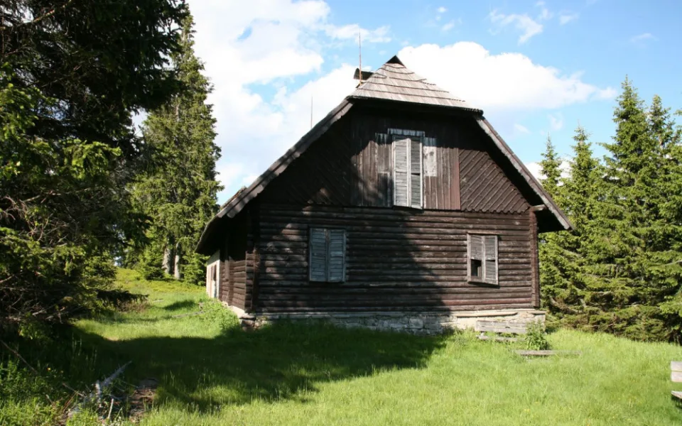 size4-16899458571133-231-slavna-roklanska-chata-na-sumave-se-letos-bourat-nebude-ministr-zivotniho-prostredi-necha-posoudit-j