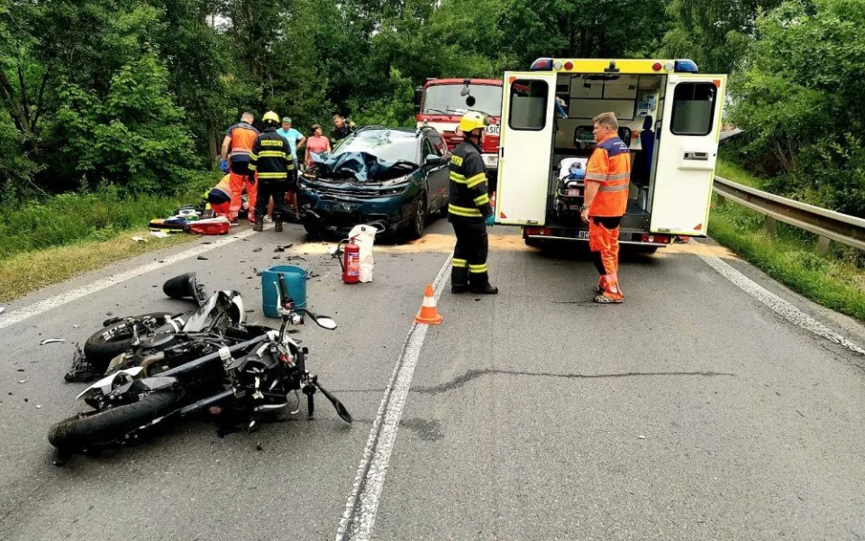 Vážná dopravní nehoda uzavřela silnici mezi Hněvkovem a Němčicemi na Strakonicku