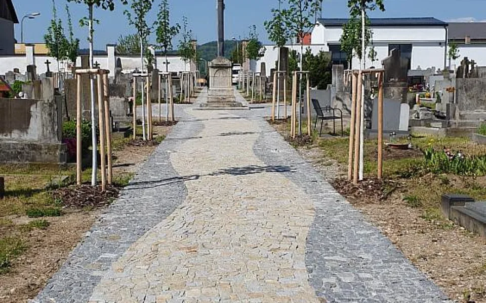 Český Krumlov dokončil část oprav hřbitova, cesty jsou vyskládané z kamenů