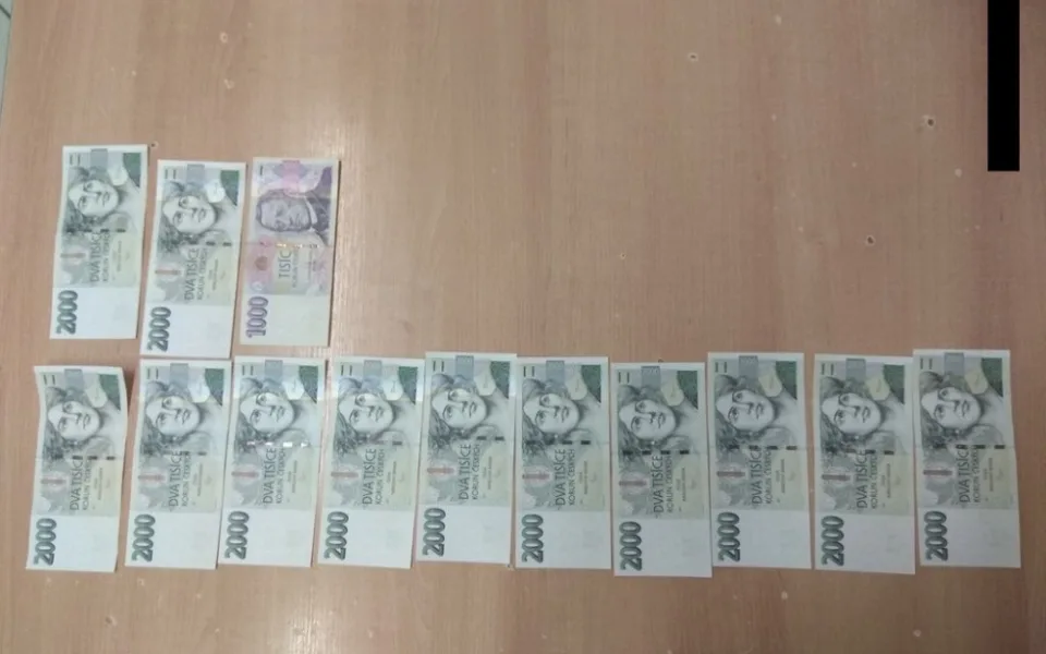 Hasič našel v bankomatu přes dvacet tisíc. Peníze odevzdal na policii