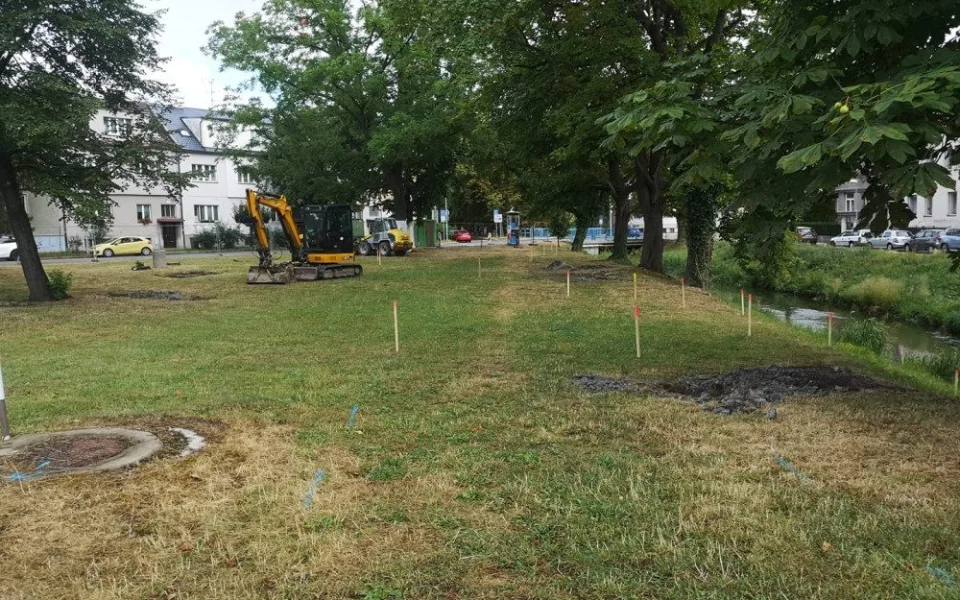 Město začalo upravovat park u Mánesovky. Práce potrvají 120 dní