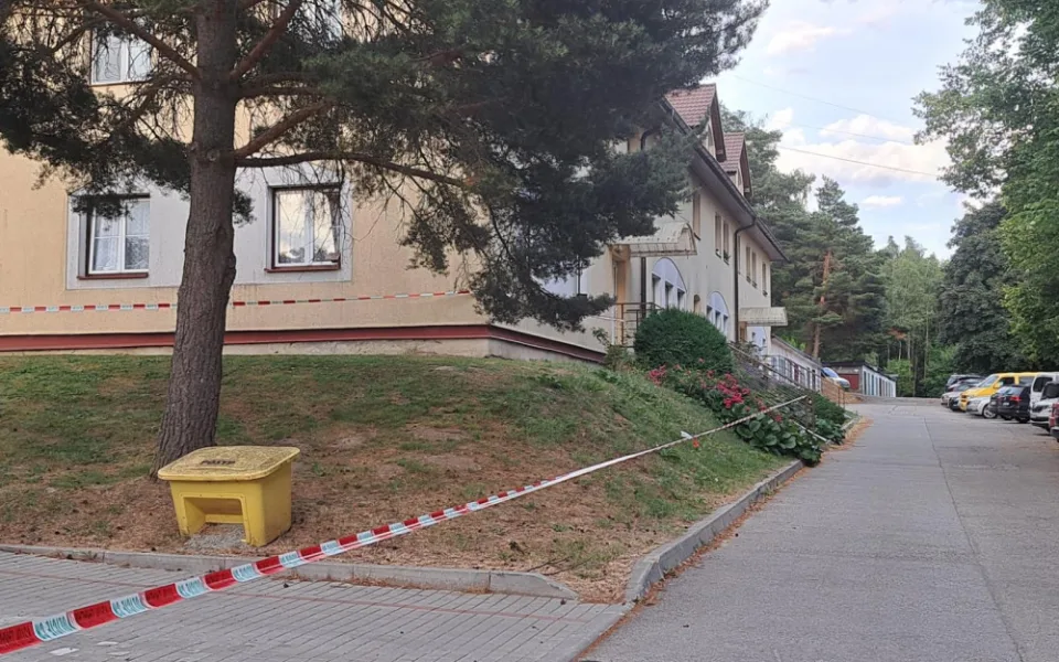 Tragédie u lipenské přehrady. V kontejneru našel muž tělo novorozence