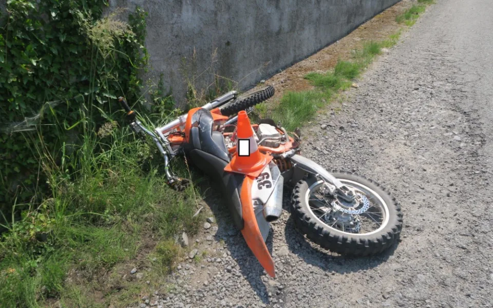 VIDEO: Opilý motorkář ujížděl policii.