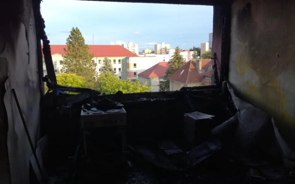Výbuch bytu v Sezimově Ústí se obešel bez zranění. Tlaková vlna vyrazila okno