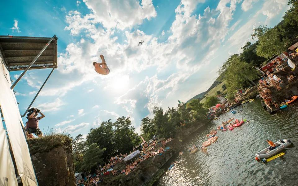Highjump slibuje extrémní skoky i hudební show raperů a DJs