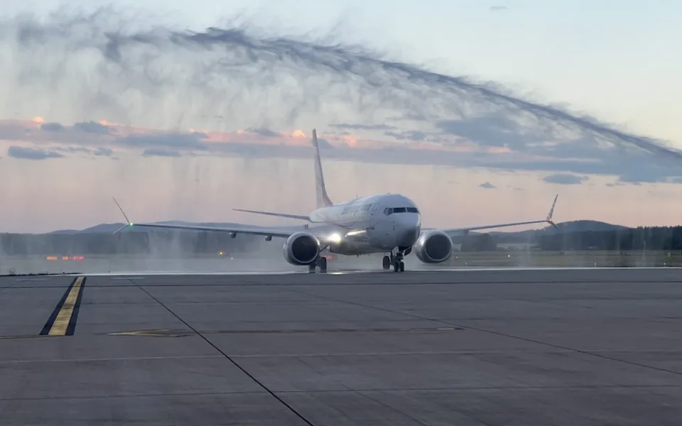 Přílet Boeingu 737 na budějcké letiště sledovaly stovky lidí. Do Antalye odletěli první cestující z jihu Čech