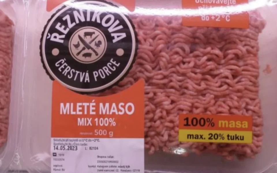 Inspekce odhalila šizené mleté maso na jihu Čech. Testem neprošel výrobek z Lidlu i Billy.