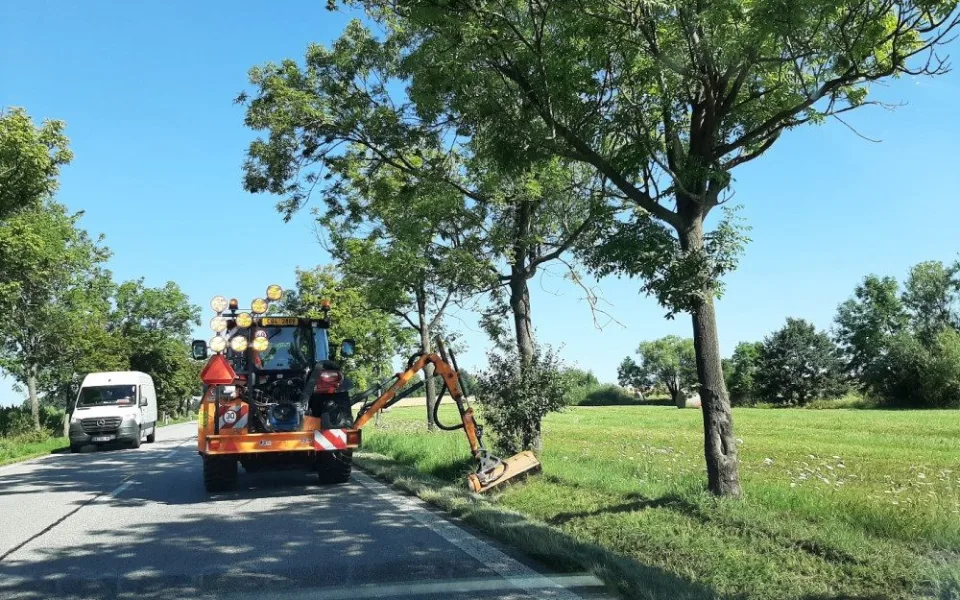 Silničáři začnou síct trávu kolem silnic prvních tříd