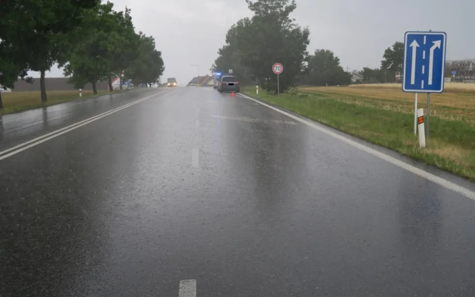 Řidič způsobil nehodu šesti aut, když předjížděl přes dvojitou plnou čáru