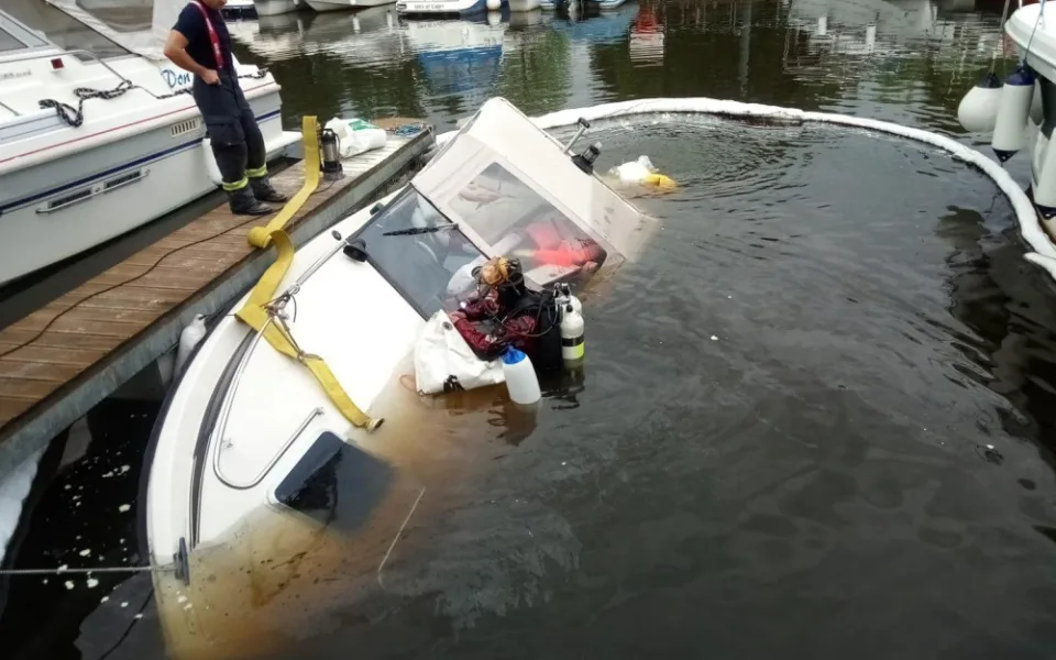 V přístavu v Hluboké nad Vltavou se potopila loď. Vytáhnout ji museli hasiči
