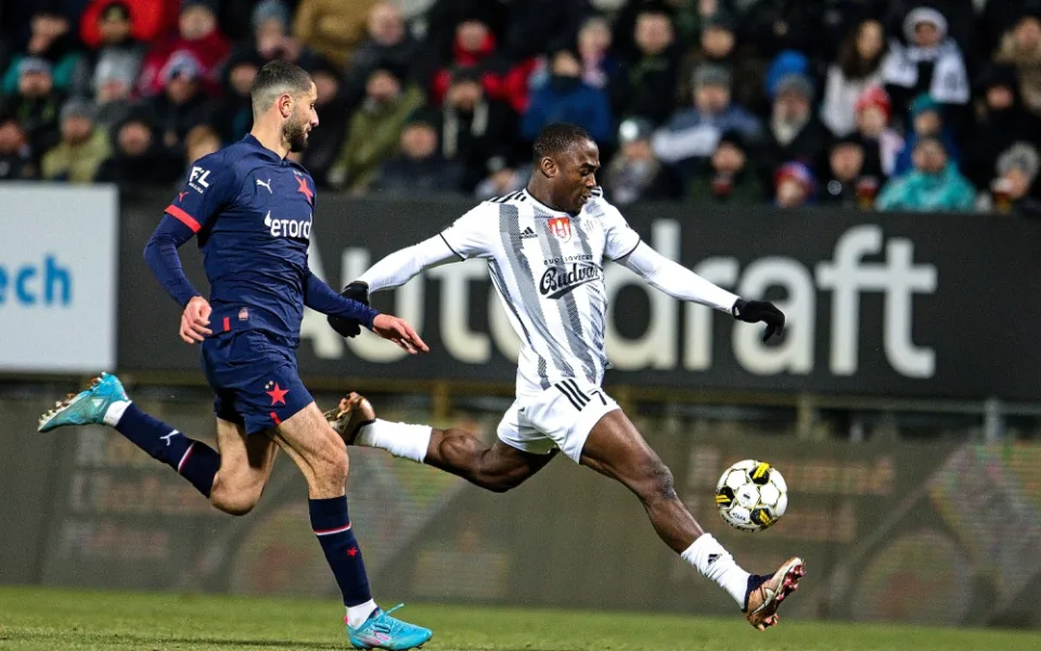 Slavia se zajímá o útočníka Adedirana. Dynamo shání posily v zahraničí