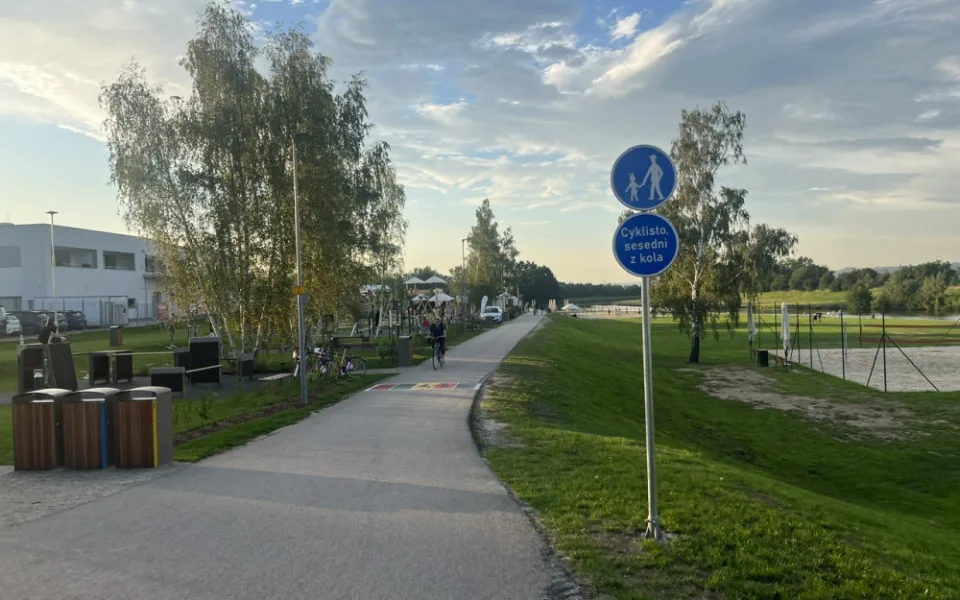 Značka "Cyklisto, sesedni z kola" budí rozporuplné dojmy.