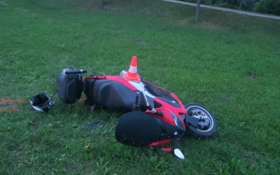 Ujížděl před policií a havaroval. Muž se vyhýbal nástupu do vězení