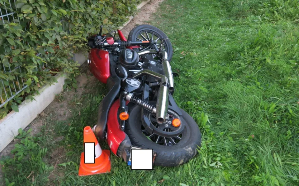 Motorkář se vyboural při předjíždění v zatáčce, poté nadýchal přes dvě promile