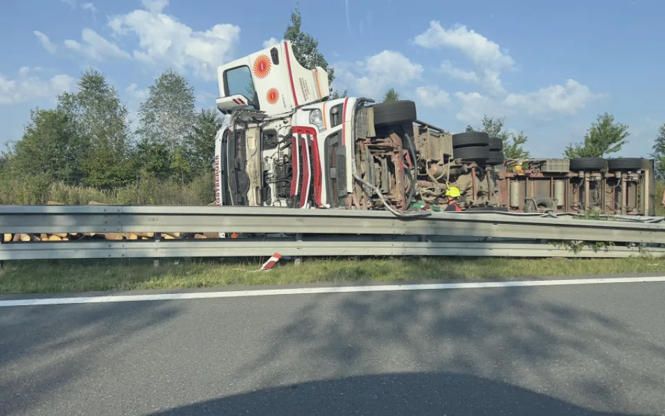 Po nehodě kamionu se na dálnici vysypaly klády. Ve směru od Prahy je D3 částečně zavřená