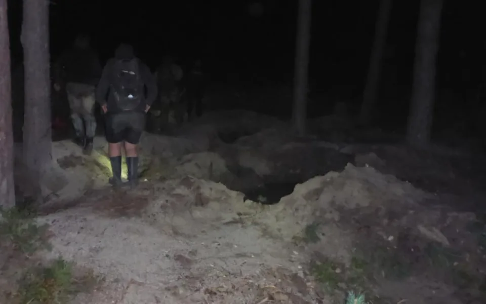 Snímek z jednoho z případů, kdy policisté dopadli kopáče vltavínů.