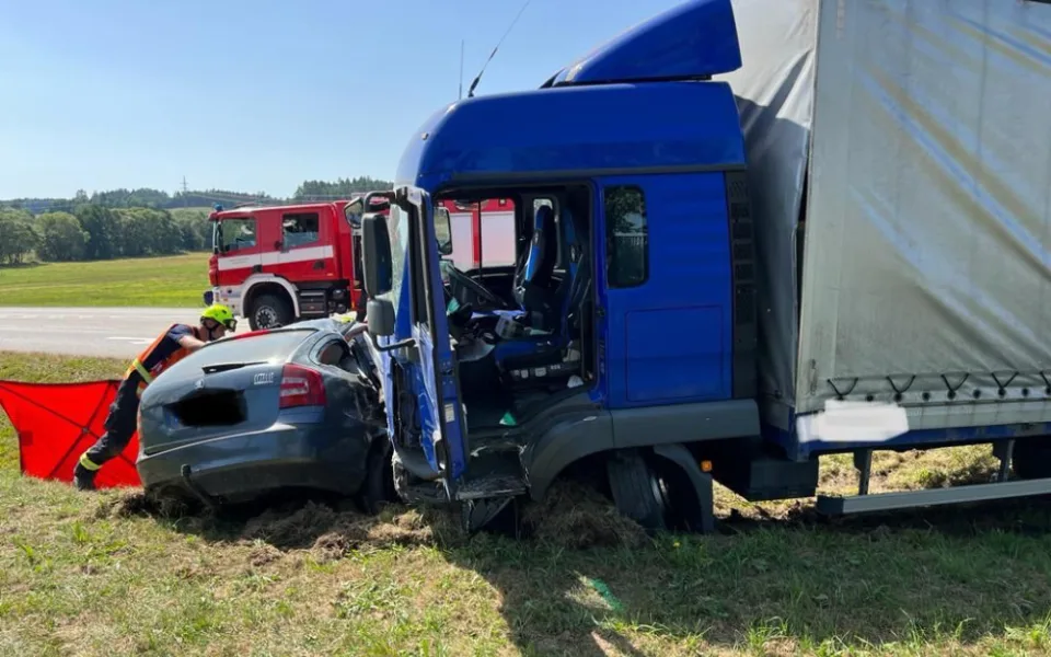 Tři lidé zemřeli při tragické nehodě. Hlavní tah na Rakousko je uzavřený