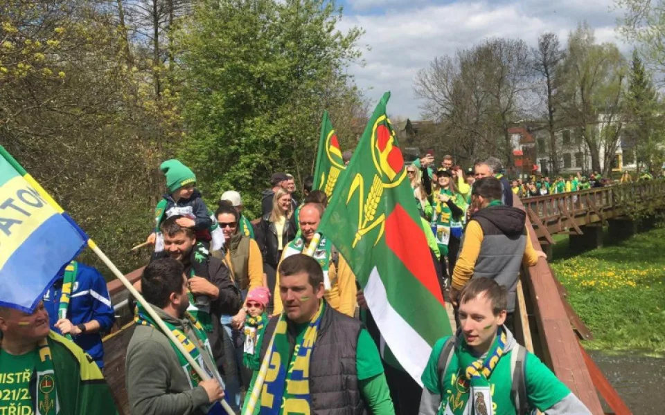 Pochod fanoušků Třebětic před utkáním v Dačicích.