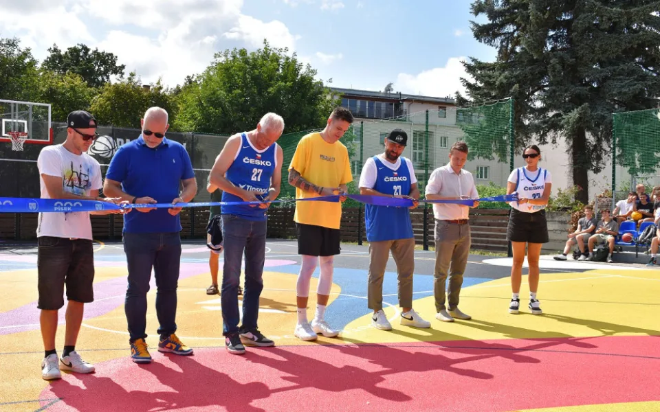 Krejčí otevřel zrekonstruované streetbalové hřiště v Písku