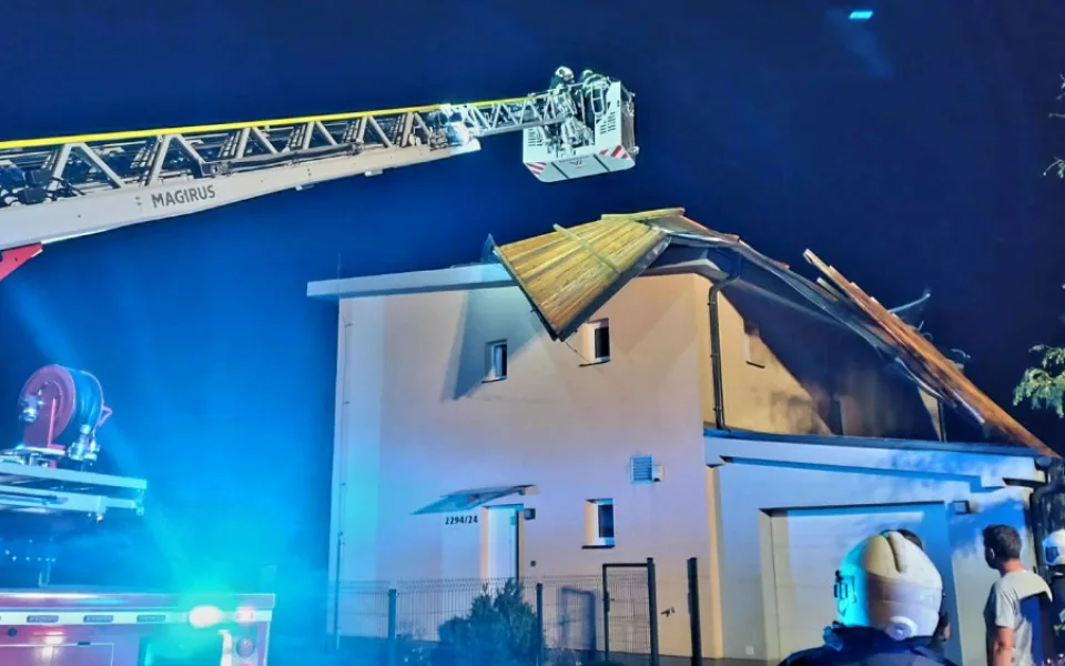 Českobudějovická Stradonická ulice, kde vítr vzal čast střechy. Foto: HZS JK