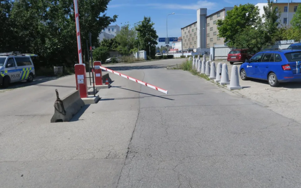 Žena narazila do závory, poničila ji a ujela. Pátrá po ní policie