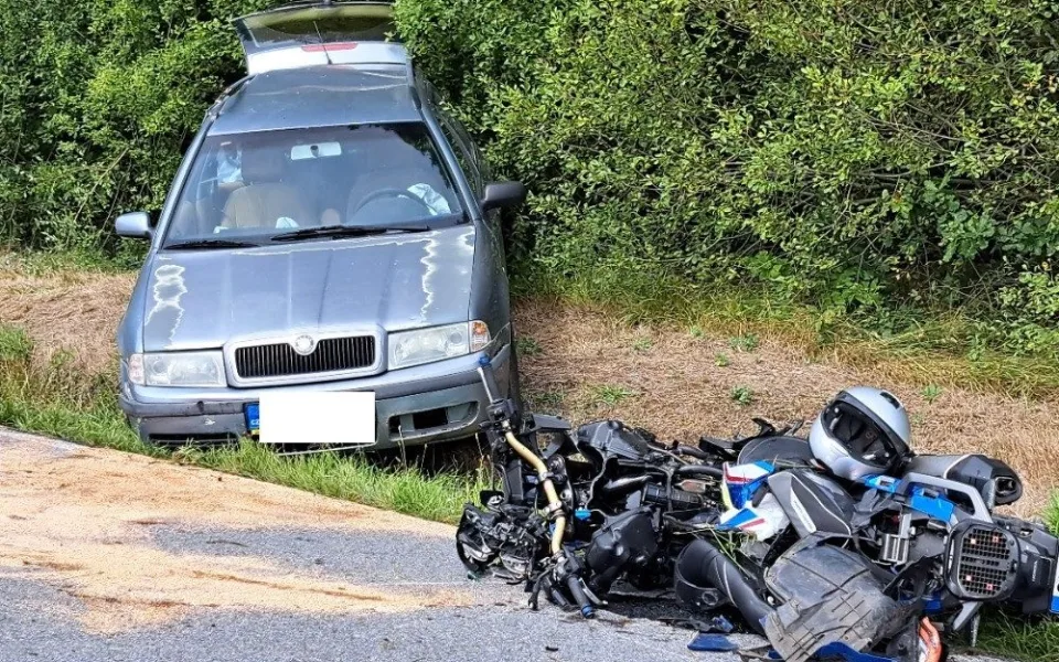 Na Českokrumlovsku se srazila motorka s osobním autem. Dva lidé zemřeli
