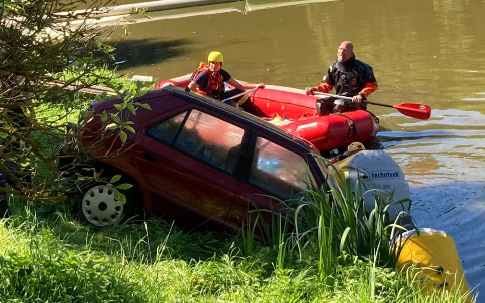 Muž sjel při výjezdu z garáže do řeky. V kritickém stavu skončil v nemocnici