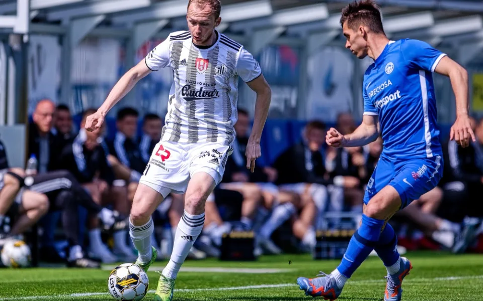 Lukáš Čmelík (v bílém) míří do Hradce Králové.
