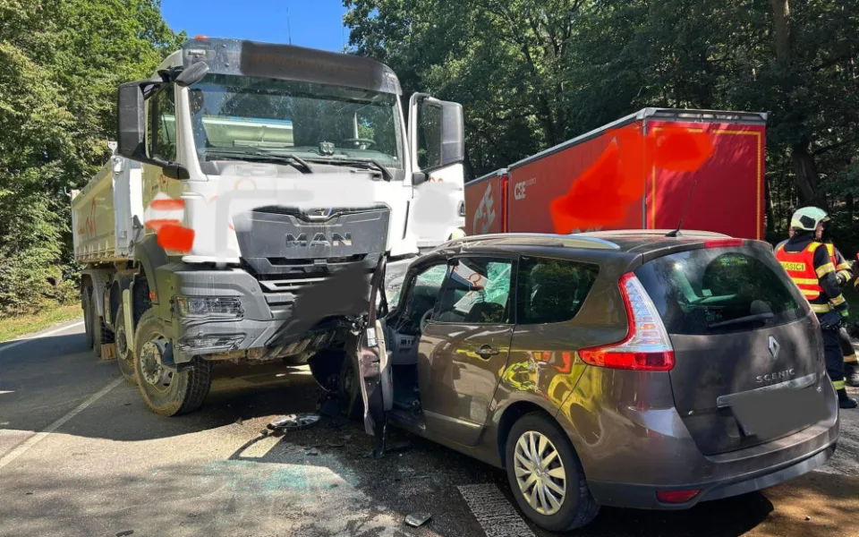 Silnici u Lišova uzavřela nehoda osobního a nákladního auta