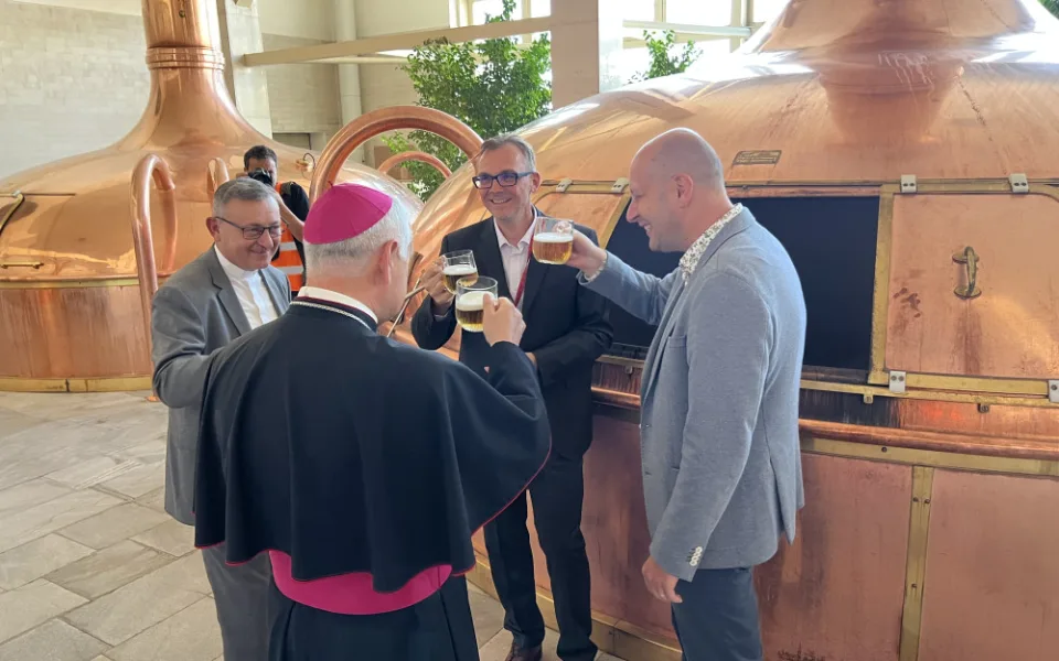 V Budvaru požehnali speciální várce piva. Peníze z prodeje půjdou na charitu