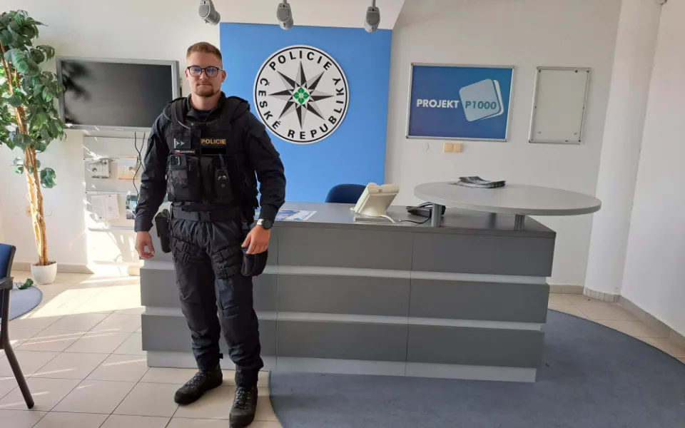 Policista vyvedl z hořícího bytu ženu. Sám skončil v péči lékařů