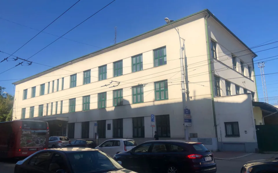 Město chce koupit budovu pošty na nádraží. Bude se muset přihlásit do aukce