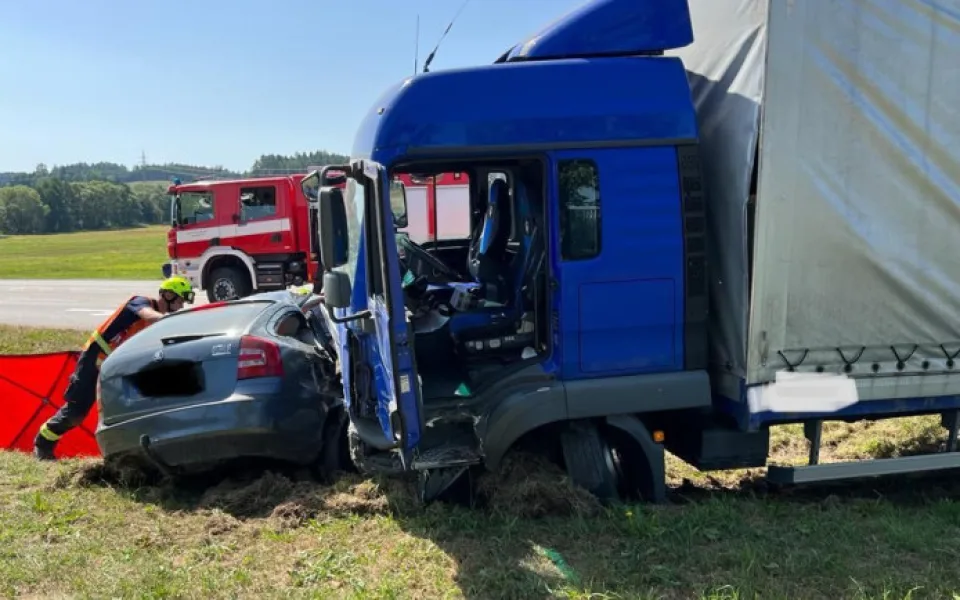 V Kaplici na Českokrumlovsku došlo ke střetu osobního automobilu s nákladním vozidlem. Při tragédii zemřeli tři lidé.
