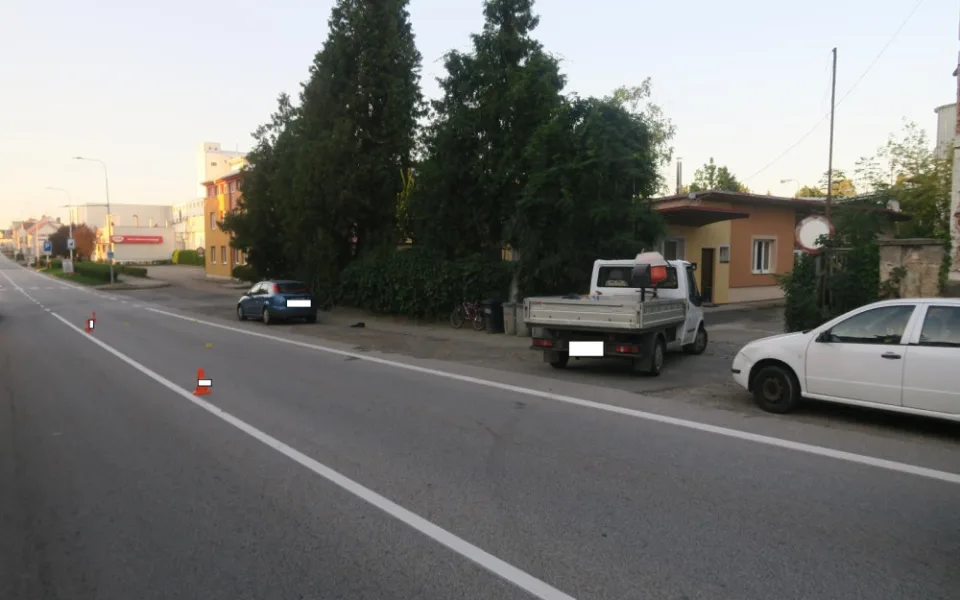Senior bez helmy narazil kolem do stojícího auta. V nemocnici zemřel
