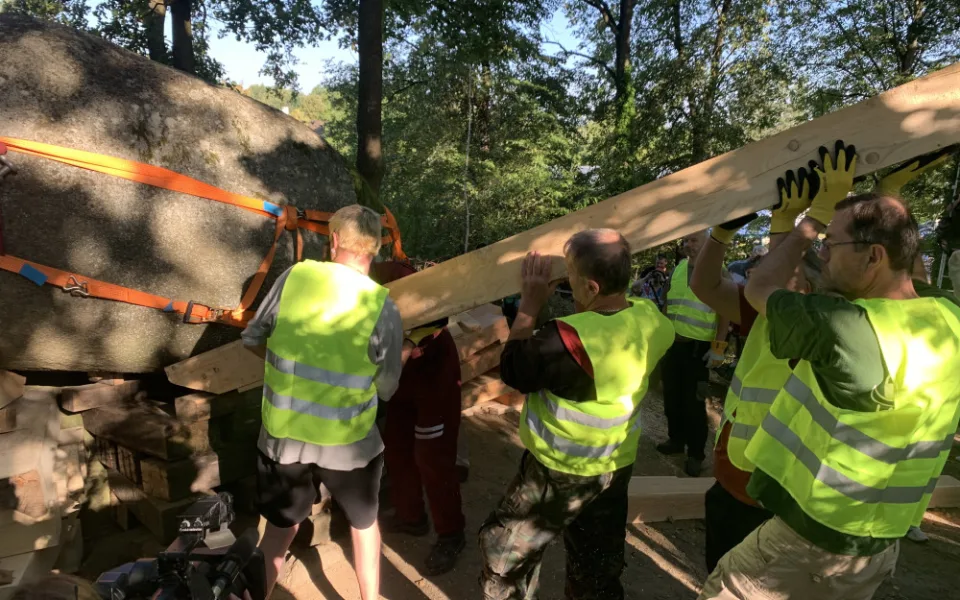 Viklan je oblý skalní blok nebo balvan, který spočívá na podloží jen nepatrnou plochou.