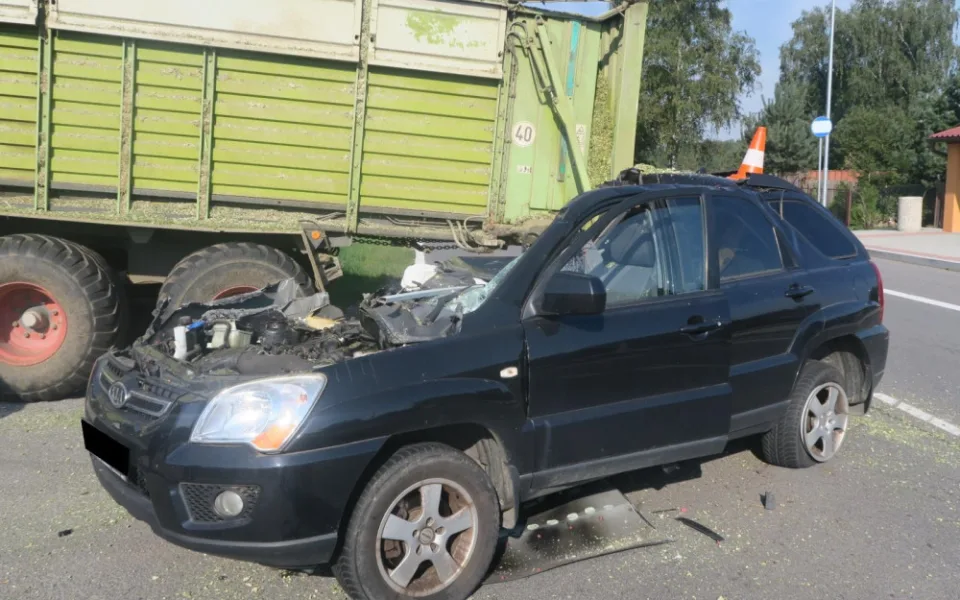 Žena zezadu narazila do traktoru. Jen zázrakem z nehody vyvázla s lehkým zraněním