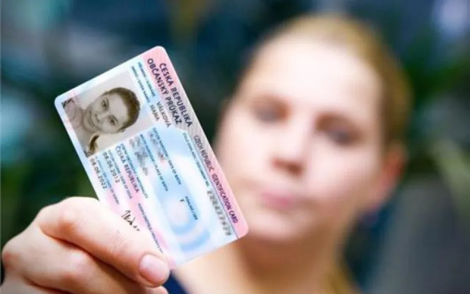 Rodná čísla v občanských průkazech zůstanou, schválila vláda