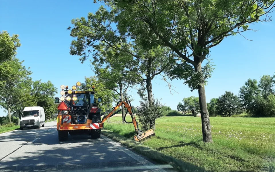 Poslední letošní sečení travních porostů na silnicích I. tříd právě začalo