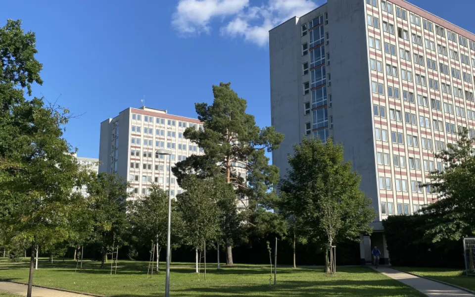 Koleje v areálu univerzity.