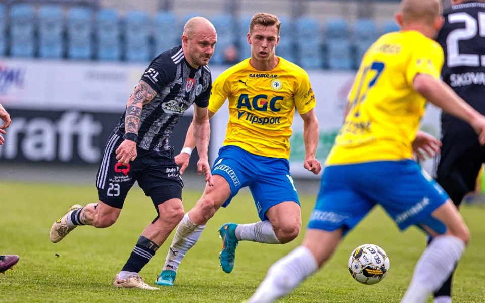 Jakub Hora (v černém) se tento týden zapojí do tréninkového procesu.