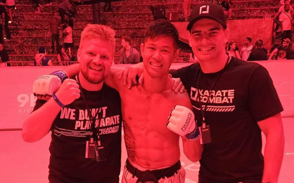 Tim Ha (uprostřed) zvítězil v lize Karate Combat před hvězami UFC.