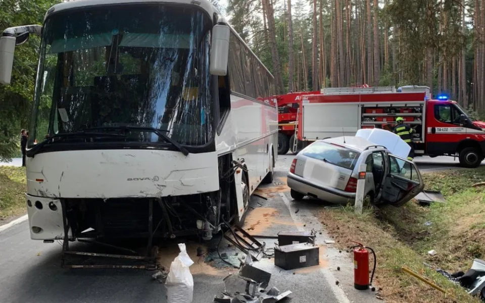 U Tábora se srazil autobus s autem. Jeden člověk zemřel