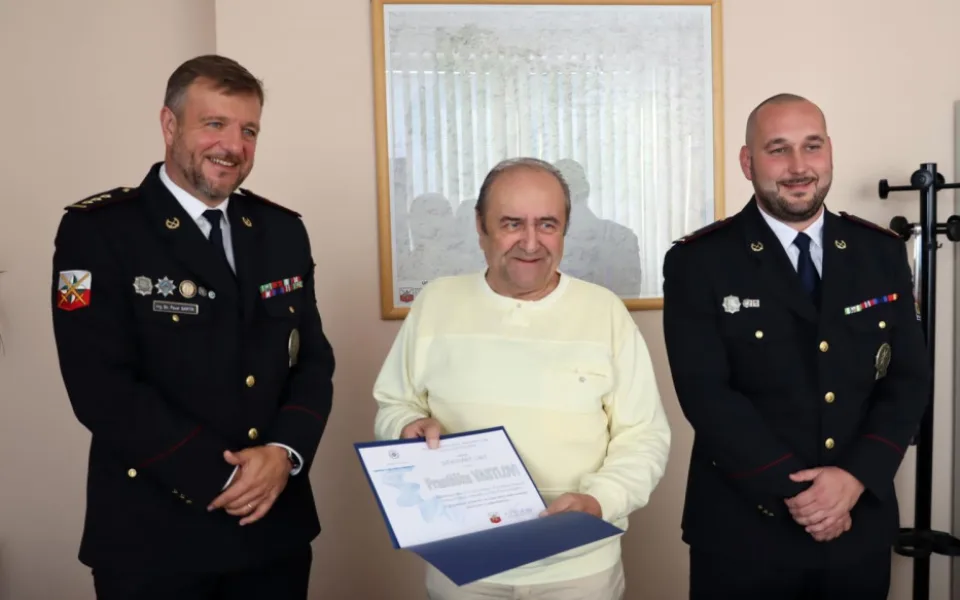 Po silnici létaly peníze. Poctivý nálezce je sebral a odevzdal na policii